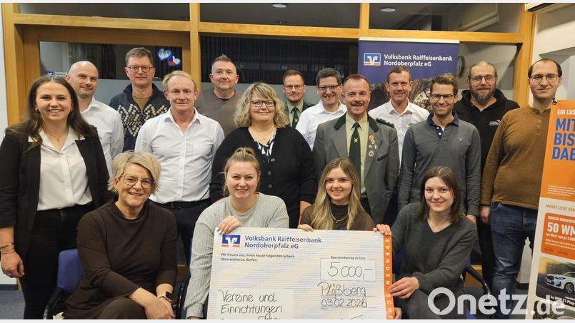 Die Volksbank-Raiffeisenbank unterstützt lokale Vereine mit 5.000 Euro Bild: Volksbank-Raiffeisenbank Plößberg