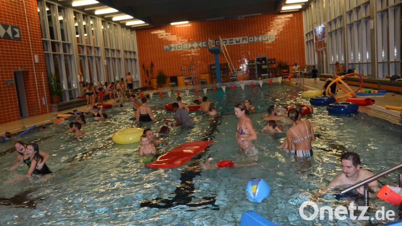 Freuen dürfen sich alle „Wasserratten“, ob Schwimmer oder Nichtschwimmer, denn am Donnerstag, 21. August, wird das Ozon-Hallenbad in Moosbach wieder geöffnet. Archivbild: gi