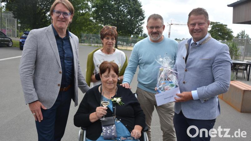 Christa Siller (vorne) feierte am Samstag ihren 85. Geburtstag, Die gebürtige Floßerin arbeitete jahrzehntelang mit im familieneigenen Malerbetrieb in Mitterteich, seit drei Jahren verbringt sie ihren Lebensabend in Tirschenreuth. Mit im Bild (stehend von links) ihre Kinder Karl, Annette und Udo sowie Bürgermeister Stefan Grillmeier. Bild: jr