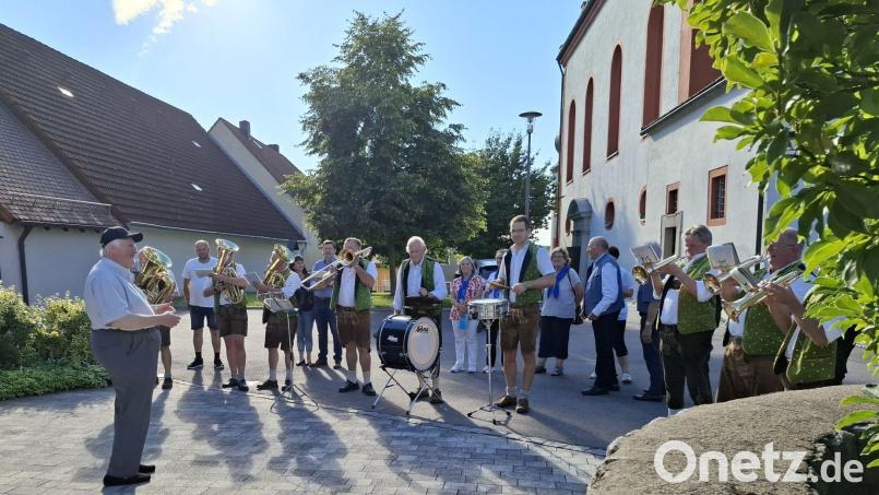Die Blaskapelle "Schlossberger" hatte 2. Bürgermeister Thomas Kleber und zahlreiche Gratulanten für den Eslarner Pfarrer Erwin Bauer (links) zu seinem 70. Geburtstag im Schlepptau. Bild: gz