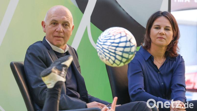 Annalena Baerbock - hier mit DFB-Präsident Bernd Neuendorf - lehnt einen Boykott der Fußball-WM in diesem Sommer ab. (Archivbild) Bild: Joerg Carstensen/dpa
