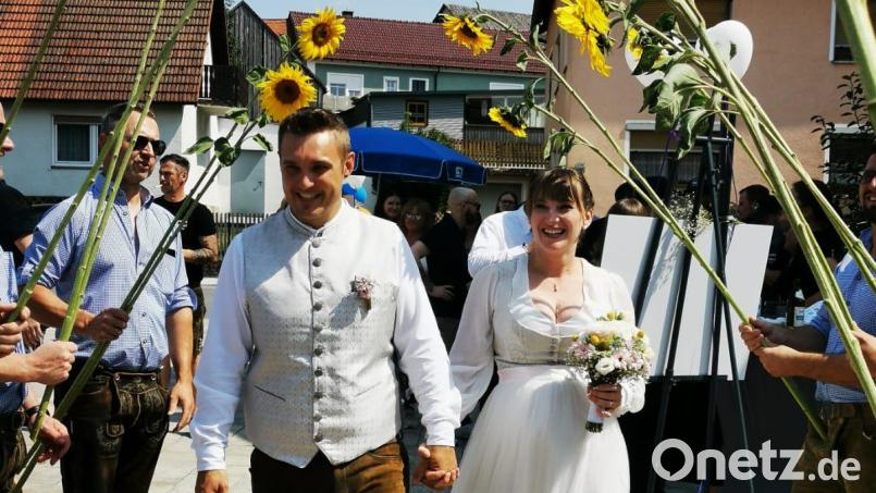 Nach der Trauung durften die Eheleute Carina und Andreas Schopper ein langes Ehrenspalier durchschreiten. Auch Freunde des Bräutigams vom Hutza-Club gratulierten. Bild: szl