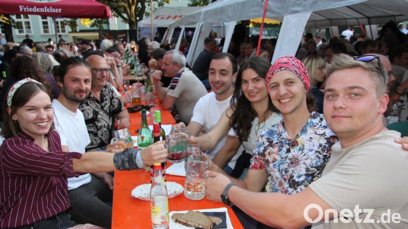 Ein Prosit auf die Gemütlichkeit – egal ob mit Wein, Bier oder Limo. Bild: Konrad Rosner