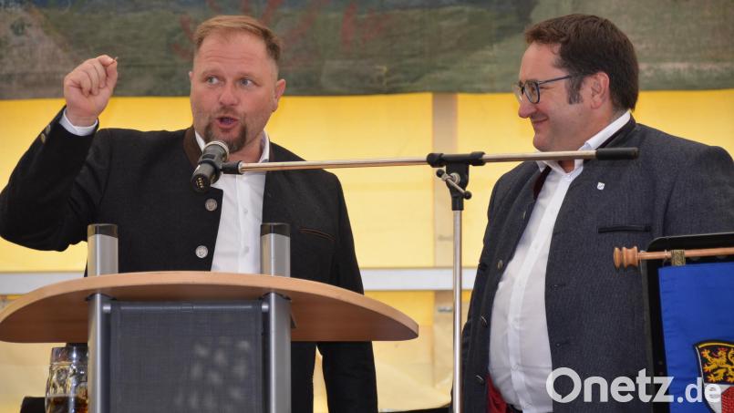 Den von MdL und Wirtschaftsstaatssekretär Tobias Gotthardt (rechts) gefundenen Glückspfennig erhält bei Freie Wähler-Landratskandidat Hubert Schicker (links) einen Ehrenplatz. Bild: ak