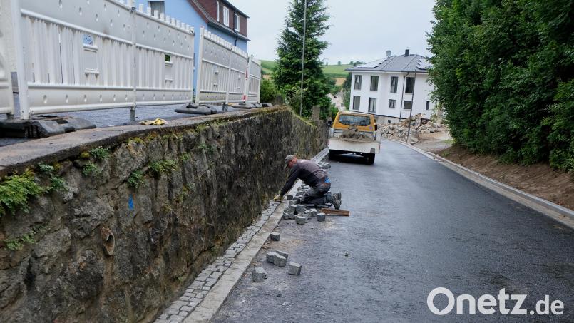 Noch müssen Restarbeiten an den erneuerten Straßen in Floß vorgenommen werden. Bild: Fred Lehner