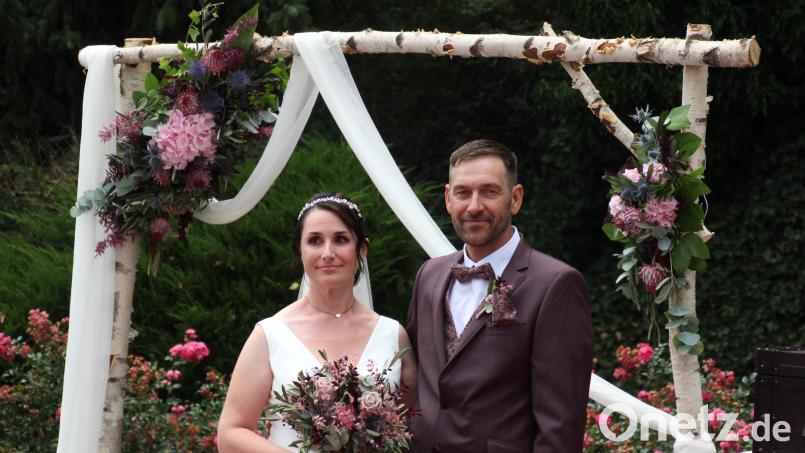 Annett und Matthias Waidhas sagten an der Lourdes-Grotte in Fockenfeld einander "Ja". Bild: kro