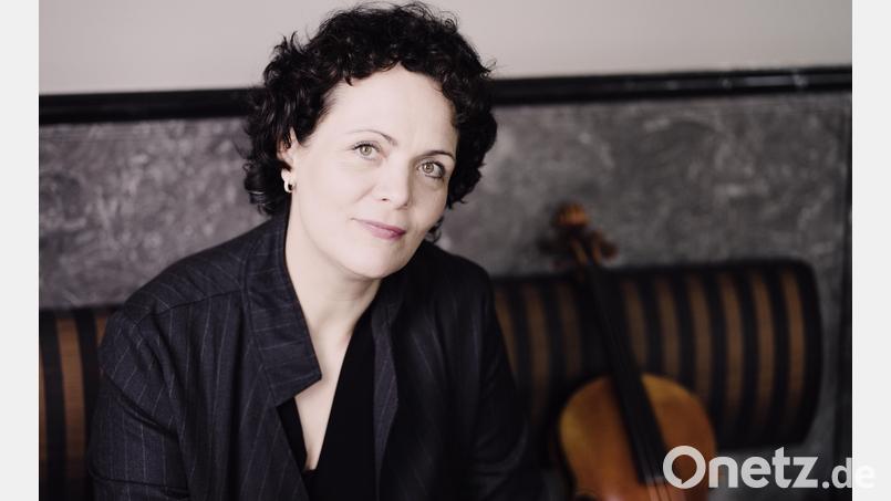 Star-Bratschistin Tabea Zimmermann gibt einen Kammermusik-Abend im Stadttheater Amberg. Bild: Marco Borggreve/exb