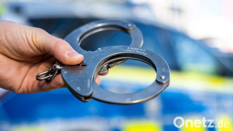 Die Verdächtigen sitzen in Untersuchungshaft. (Symbolbild) Bild: David Inderlied/dpa