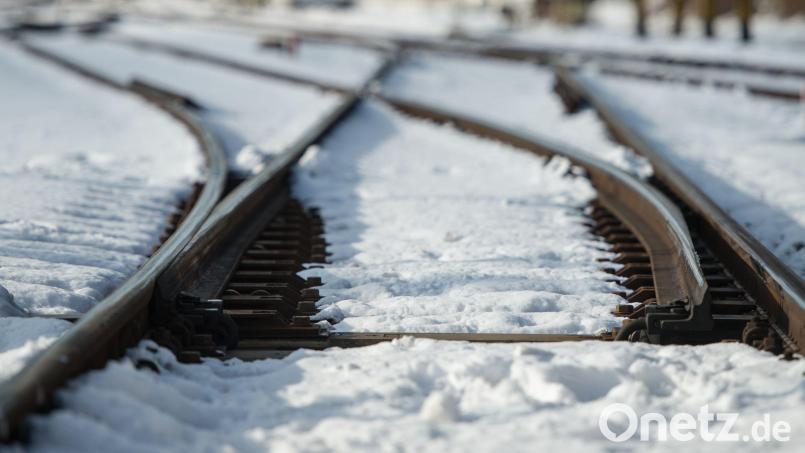 Eine Obdachlose im Gleisbereich hat am Morgen den Bahnverkehr lahmgelegt. (Symbolbild) Bild: Matthias Balk/dpa