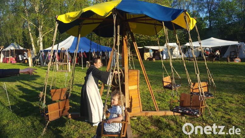 Mit dem von Hand betriebenen Karussell können Kinder beim Mittelalterfest am Kiesi-Beach in Pressath ihre Runden drehen. Bild: allforyouevents