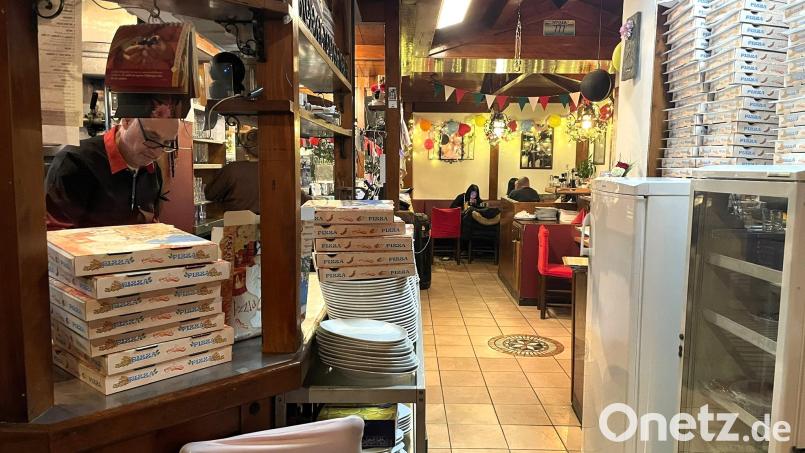 So präsentierte sich die Südtiroler Weinstube beim Betreten: Chef Luigi Lentini hinter dem Tresen und zahlreich aufgestapelte Pizzaschachteln, bereit für die Lieferung und Abholung der vorbestellten Pizzen. Bild: Susanne Schwab