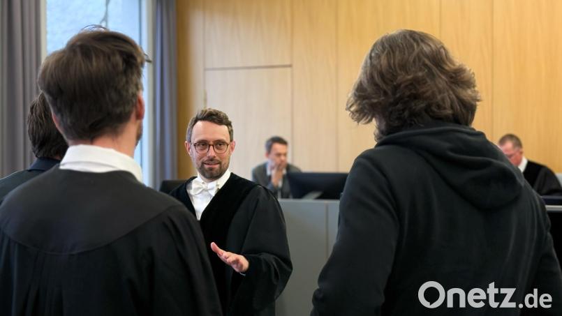 Staatsanwalt Christoph-Alexander May im Austausch mit Verteidigung und Angeklagtem nach dem Verhandlungstag. Bild: Leon Karwath