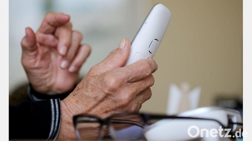 Die Bank der Seniorin verhindert einen weiteren Betrug. (Symbolbild) Bild: Roland Weihrauch/dpa