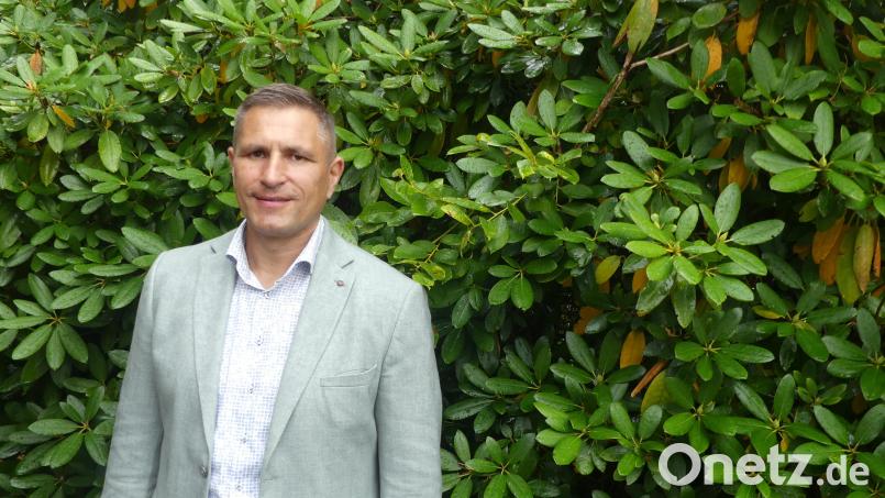 Beim Besuch der Kriegergedenkkapelle Stegenthumbach kündigte Marcus Gradl die bevorstehende Neugestaltung der Anlage an. Bild: rn