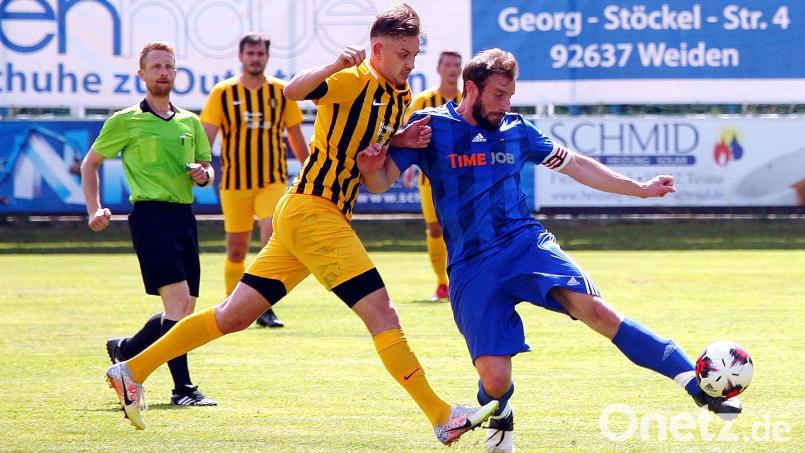 Der SV Etzenricht (blaue Trikots) testet am Samstag beim BSC Regensburg. Etwas überschattet wird die Partie von der Verletzung von Spielertrainer Andy Wendl. Archivbild: war
