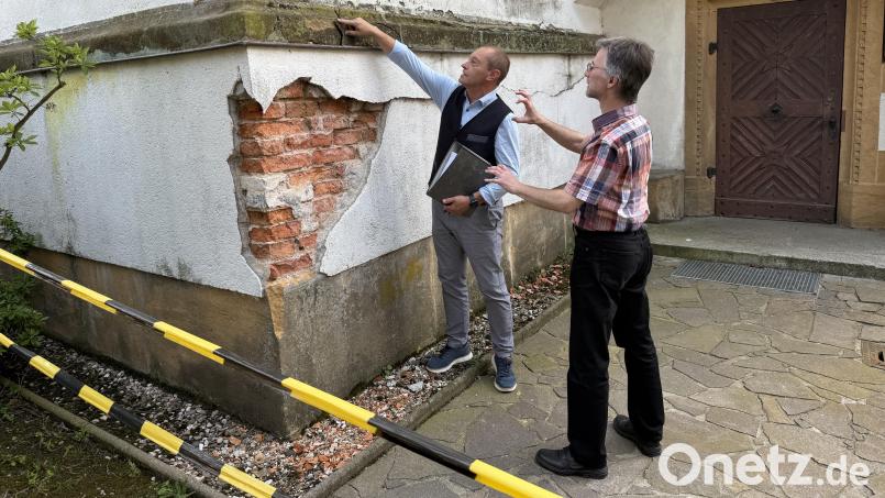 Pfarrer Andreas Ruhs (rechts) trifft sich regelmäßig mit Architekt Sebastian Grundler (links), um die Schäden an der Kirche in Mantel zu begutachten und notwendige Sanierungsmaßnahmen zu besprechen. Bild: 2G Architekten
