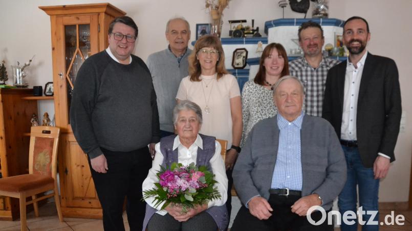 Maria und Erhard Kölbl (vorne, sitzend) feierten Diamantene Hochzeit. Dazu gratulierten ihre vier Kinder sowie Pfarrer Udo Klösel und Bürgermeister Armin Bulenda (hinten rechts). Bild: gi