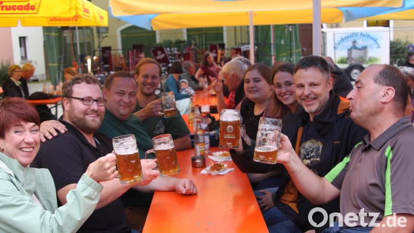 Zum Bürgerfest in Falkenberg gehören gute Laune, Geselligkeit und handgemachtes Zoiglbier aus dem Brauhaus nahe der Waldnaab. Bild: wro