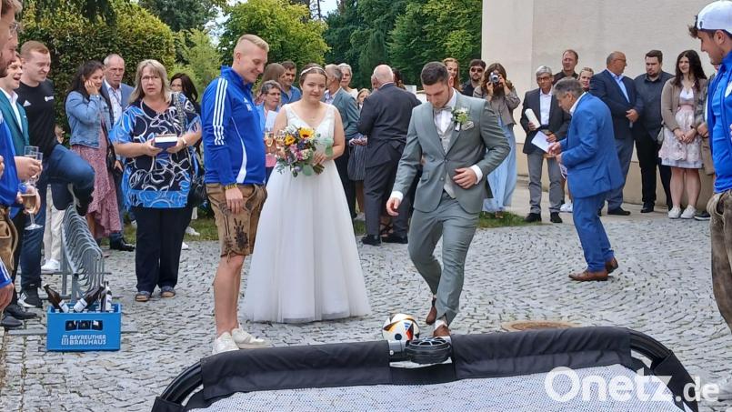 Hier ist der Bräutigam Michael Winter sportlich gefragt. Am Samstag heiratete er seine Braut Christina. Bild: Michael Winter/exb