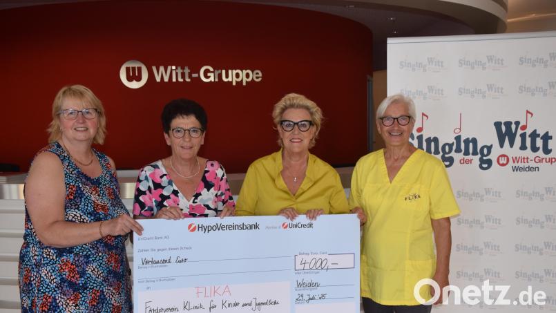 Den Erlös des Benefizkonzerts überreicht die Chorleiterin von Singing Witt Stefanie Zühlke-Schmidt (zweite von rechts) an die Vorsitzende von FLIKA Amberg Margit Meier (zweite von links) Bild: fz