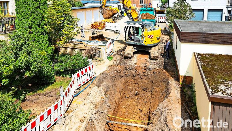Noch laufen in der Waldershofer Schulstraße die Bauarbeiten auf Hochtouren. Diese sollen in der zweiten Septemberwoche abgeschlossen sein. Bild: Wolfgang Erhart