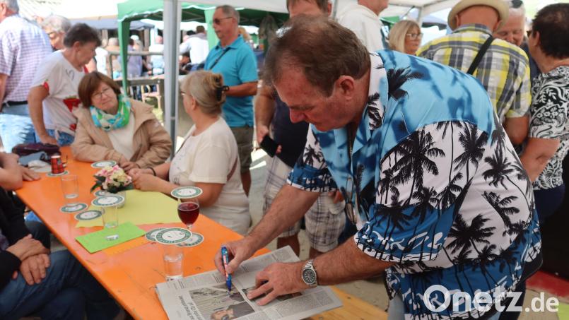 Hein Simons (Heintje) signiert den Zeitungsartikel in Oberpfalz-Medien über Fabian Wegmann aus Brand. Bild: Kunz