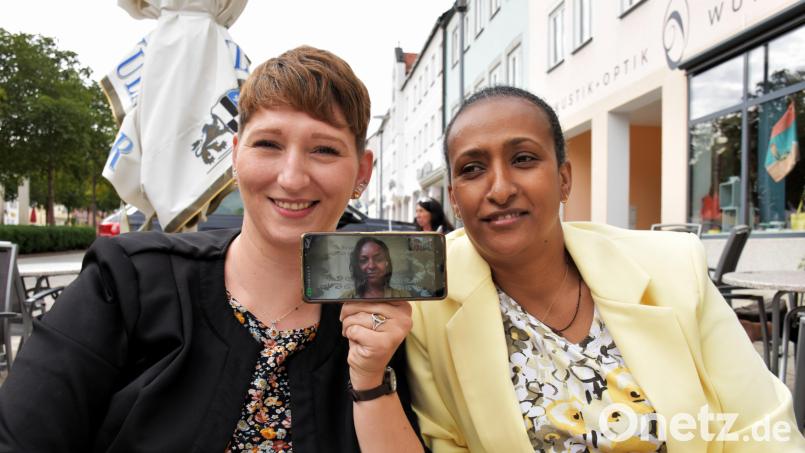 Die Ehrenamtskoordinatorin und Integrationsbeauftragte Sarah Matzke, Rania Kinfe aus Frankfurt und Nardos Mehalu Besemahu aus Äthiopien (von links) sind mitten in den Vorbereitungen zur Vereinsgründung. Der Landesverein hat bereits über 100 Mitglieder. In Tirschenreuth sind nur noch bürokratische Details zu klären. Bild: ubb