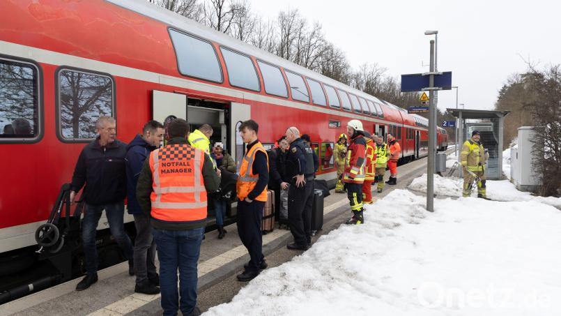 Endstation Altenstadt/WN für die Fahrgäste des RE 2: Wegen eines technischen Defekts konnte der Regionalzug nicht mehr weiter fahren. Bild: Roland Wellenhoefer