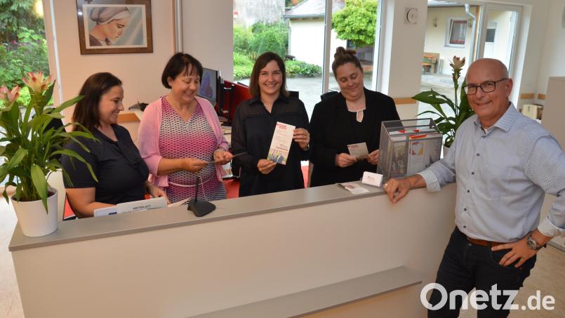 Verwaltungskoordinator Thomas Schell aus Waldthurn wird das dreiköpfige Team im Dienstleistungszentrum vor Ort leiten. Kristina Baldauf (Dritte von links) steht der Einrichtung mit Domkapitular Johann Ammer vor. Bild: dob