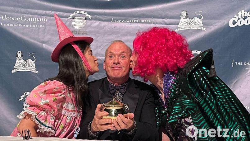 Keaton trat mit Batman-Kostüm auf die Bühne. Bild: Michael Casey/AP/dpa