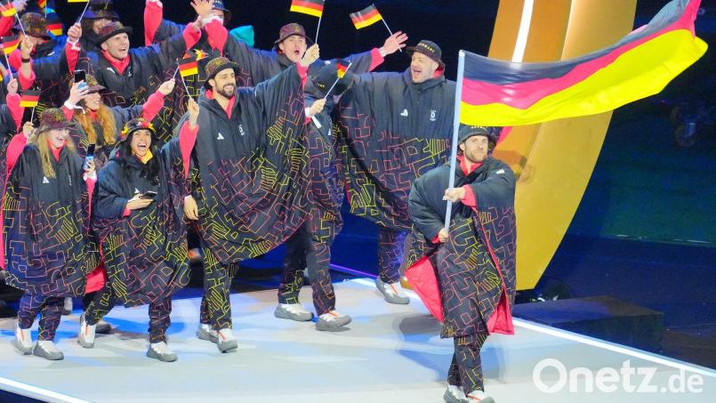 Angeführt von Fahnenträger Leon Draisaitl lief das deutsche Team ins Mailänder Stadion ein. Bild: Michael Kappeler/dpa