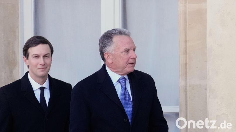 Gestern Gespräche mit dem Iran, heute Militärbesuch - Jared Kushner und Steve Witkoff sind zentrale Figuren in Trumps Nahost-Politik. (Archivbild) Bild: Michel Euler/AP/dpa