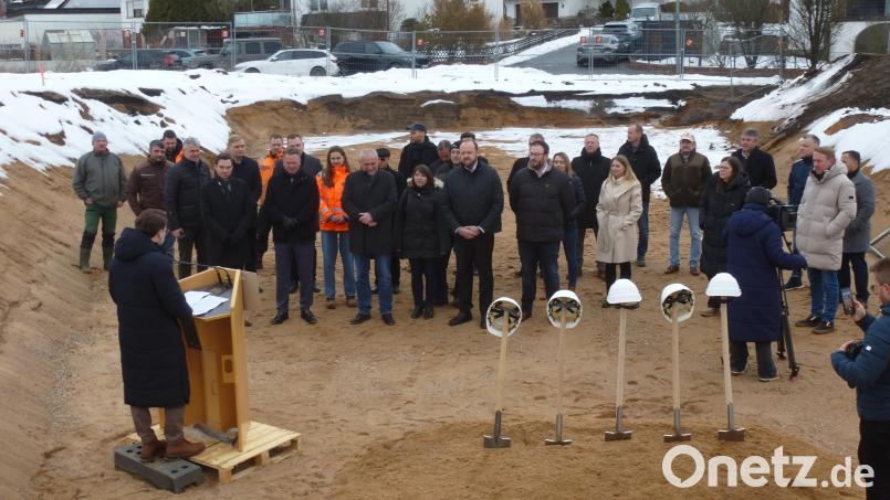 ALIA-Geschäftsführer Severin Hirmer war Hauptredner vor dem offiziellen Spatenstich für das 30-Millionen-Projekt. Bild: Siegfried Bock