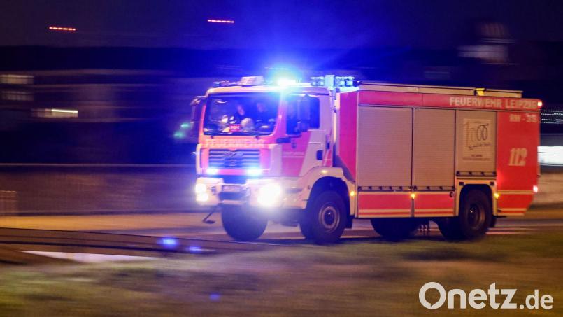 Die Feuerwehr löschte die brennende Garage und verhinderte ein Übergreifen der Flammen auf das Wohnhaus. (Symbolbild) Bild: Jan Woitas/dpa