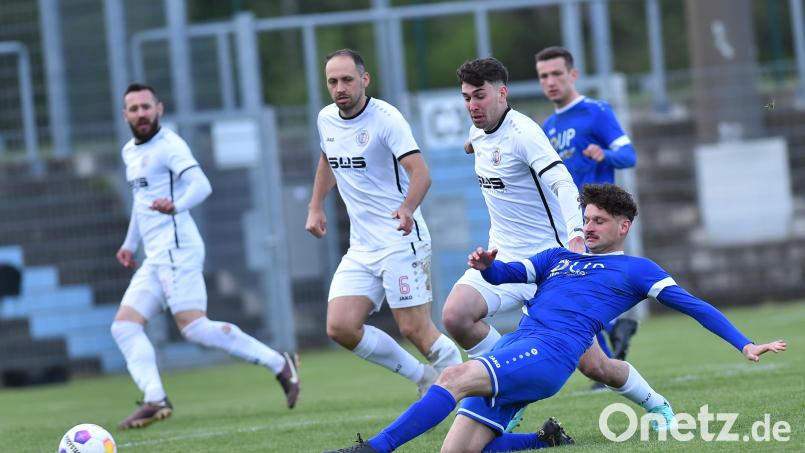 Auch ein Treffer von Comebacker Josef Rodler (vorne) konnte die Testspiel-Niederlage der SpVgg SV Weiden nicht verhindern. Archivbild: A. Schwarzmeier