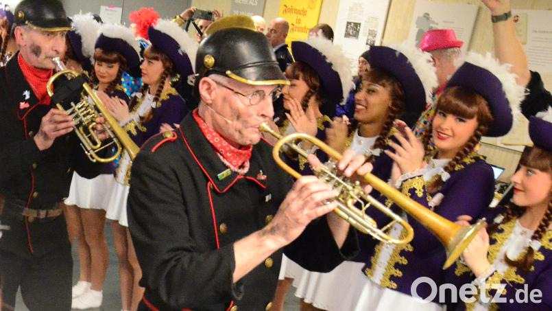 Norbert Neugirg zieht mit seiner Kapelle ein letztes Mal aus dem Festsaal in Veitshöchheim aus. Die Gardemädels und Kollegen bilden ein Spalier. Bild: Kunz