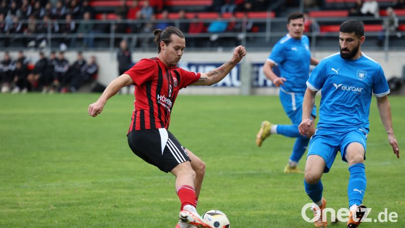 David Bezdicka (links) traf für den SC Luhe-Wildenau bei der 3:5-Testspielniederlage gegen den FC Vorwärts Röslau. Archivbild: Dieter Jäschke