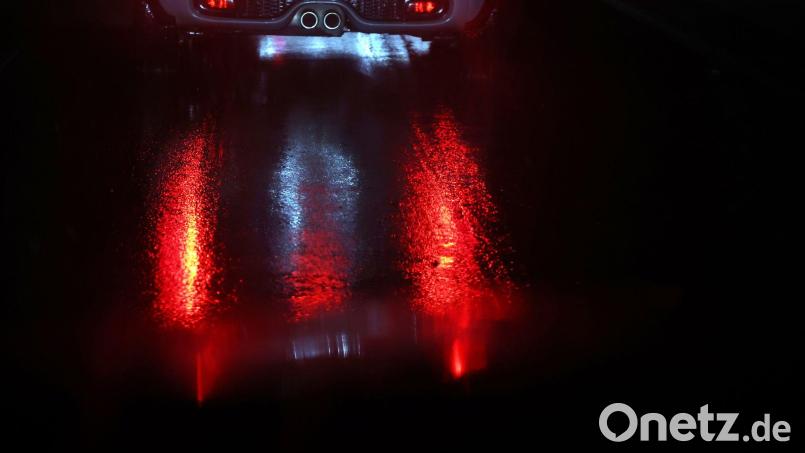 Mitten auf einer Bundesstraße ist ein Autofahrer in seinem Wagen eingeschlafen. (Symbolbild) Bild: Karl-Josef Hildenbrand/dpa