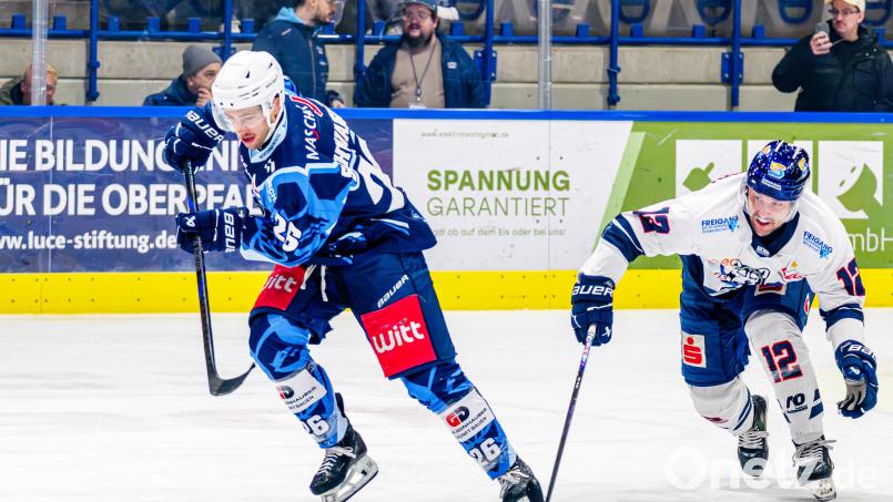 Daniel Schwaiger von den Blue Devils (links) wird in dieser Szene vom Kasseler Maciej Rutkowski verfolgt. Gerade im ersten Drittel war die Mannschaft von Interimscoach Jürgen Rumrich dem Aufstiegsaspiranten aus Hessen in allen Belangen gnadenlos unterlegen. Bild: Elke Englmaier