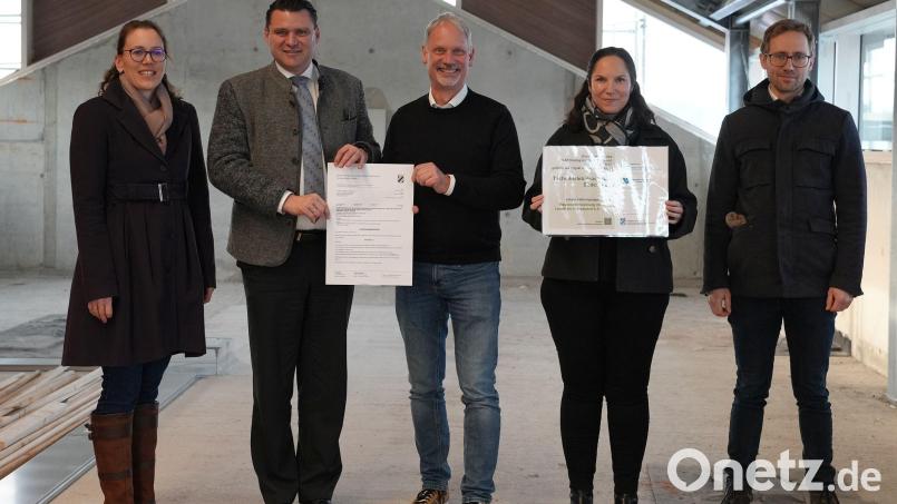 Forscherwerkstatt in Bodenwöhr von links: Stephanie Dotzler (LAG-Managerin des Landkreises Schwandorf), Landrat Thomas Ebeling, Bodenwöhrs Bürgermeister Georg Hoffmann, Veronika Graßmann (MINT-Managerin bei der Lernenden Region Schwandorf e.V.) und Florian Schmid (Geschäftsführer der Lernenden Region Schwandorf e.V.). Bild: Laura Kohl