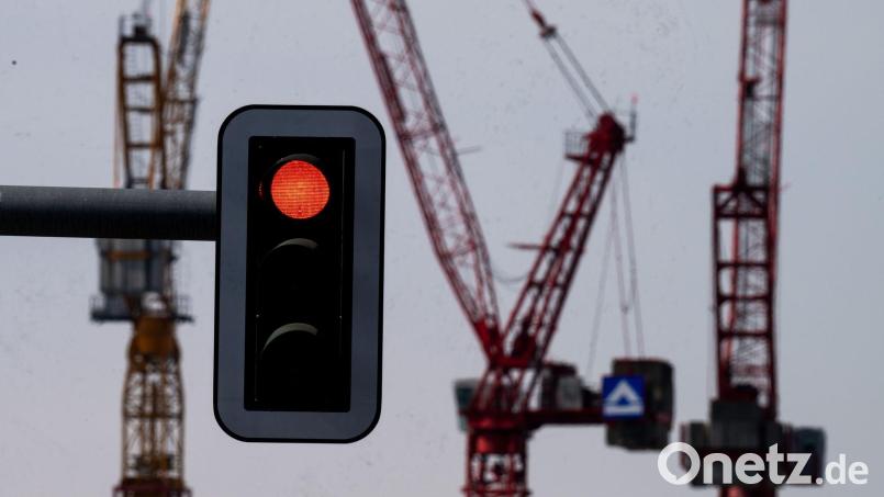 Seit Jahren bremsen immer neue Krisen die deutsche Wirtschaft aus. (Symbolbild) Bild: Soeren Stache/dpa