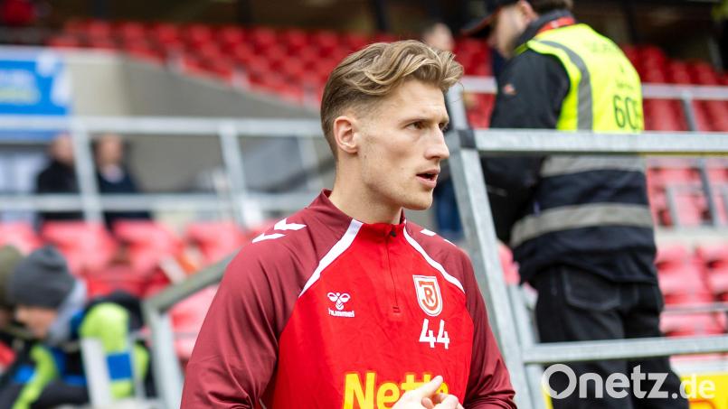 Jahn-Akteur Malte Karbstein beim Aufwärmen vor dem Spiel gegen Viktoria Köln. Bild: Sascha Janne