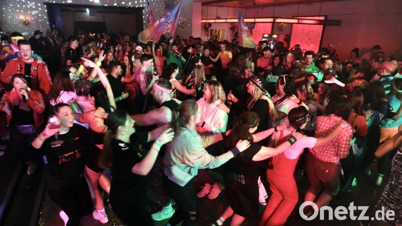 Die Polonaise für alle ist das Finale zum Abschluss des Live-Konzerts der "Funky Blues Rabbits". Bild: gsp