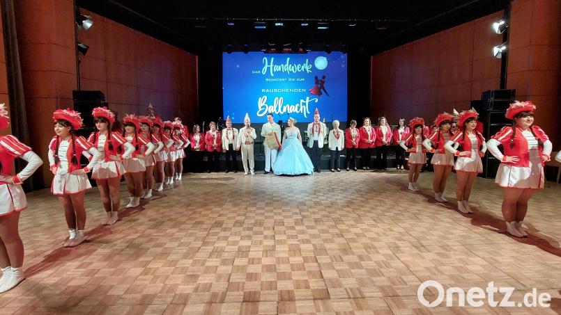 Die FG Knappnesia begeisterte bei der Ballnacht. Mit Prinzengarde, Entourage und Prinzenpaar setzte sie einen farbenfrohen, energiegeladenen Akzent im Programm. Bild: mfh