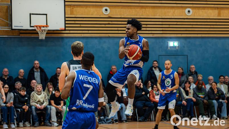 Szenen aus dem Derby in der Basketball-Bayernliga zwischen der DJK Pressath und dem TB Weiden am Samstag, 7. Februar 2026. Die Gastgeber gewannen mit 91:68. Bild: Philipp Ponader