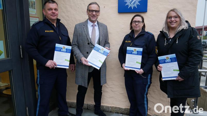Beim Anbringen des Notinsel-Aufklebers an der Eingangstüre zur Polizeiinspektion Waldsassen stellte die stellvertretende Jugendbeauftragte der Stadt Waldsassen, Katja Bloßfeldt, das Projekt „Notinsel“ vor. Im Bild von links stellvertretender Inspektionsleiter Polizeihauptkommissar Georg Ziegler, Schirmherr und Erster Bürgermeister Bernd Sommer, Präventionsbeamtin Polizeihauptmeisterin Diana Lenz und Katja Bloßfeldt. Bild: hmr