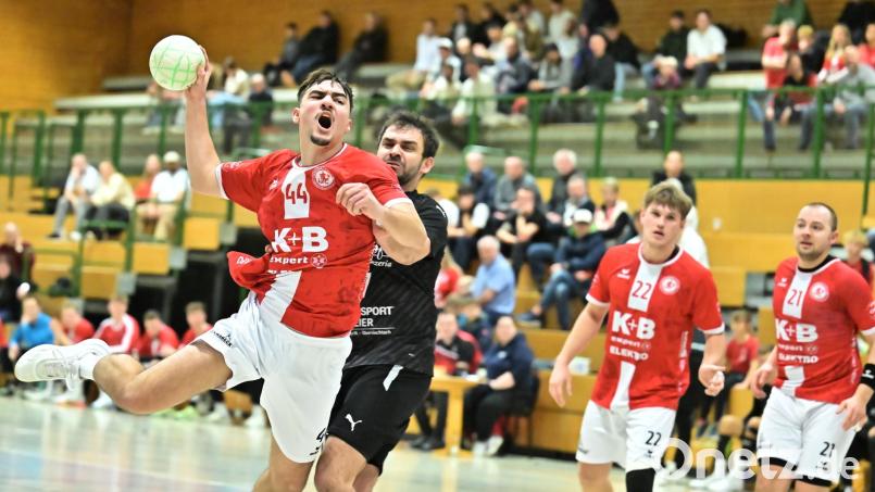 Nino Heckerott (ganz links) vom HC Sulzbach-Rosenberg, bester Werfer seiner Mannschaft, kann in dieser Szene trotz Bedrängnis eines seiner insgesamt neun Tore erzielen. Bild: Hubert Ziegler