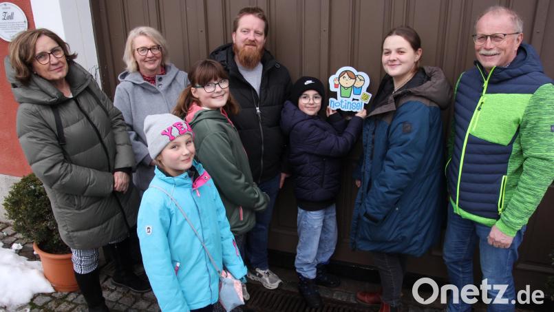 Auch an der Eingangstür zum Gasthof Weißes Roß wurde das Emblem der Notinsel als Zeichen dafür angebracht, dass dies ein möglicher Zufluchtsort für Kinder ist. Mit dabei beim Pressetermin waren Schirmherr Max Bindl (rechts), Familienbeauftragte Andrea Schwägerl (Zweite von links), Projektbetreuerin Maria Sussner (links) und Christoph Richter (Fünfter von links) vom Gasthof. Bild: Konrad Rosner