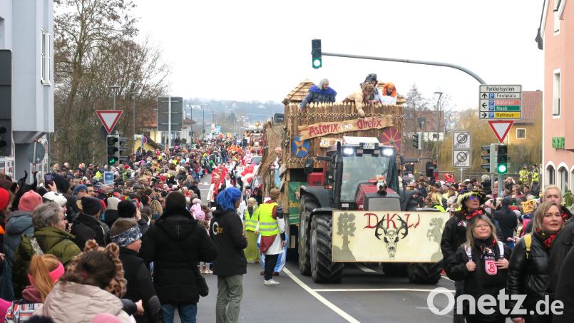 Mehrere tausend Menschen kamen am Sonntag zum ostbayerischen Faschingszug nach Schwandorf. 66 Vereine aus Niederbayern und der Oberpfalz beteiligten sich am größten Faschingsereignis in der Region. Bild: Hirsch