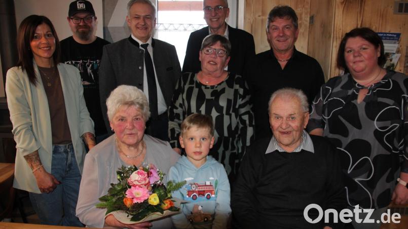 Hildegard und Horst Scholz (vorne sitzend) feierten ihre Eiserne Hochzeit. Dazu gratulierten natürlich auch ihr Urenkel Jonathan, ihre Kinder und Enkelkinder. Persönliche Glückwünsche kamen von Bürgermeister Franz Schöner und von Landrat Roland Grillmeier. Bild: Konrad Rosner